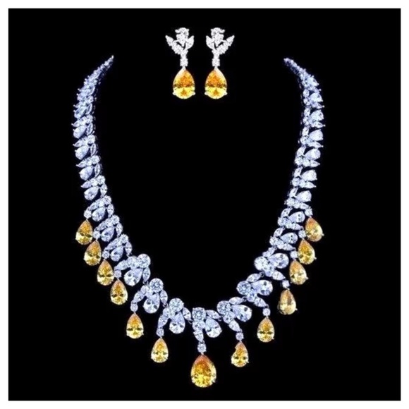 Jewelry - Swarovski Crystals Wehilani Elegant Necklace